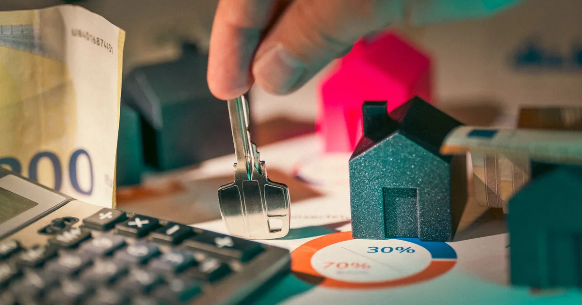 Conseiller bancaire analysant revenus locatifs et charges pour un prêt immobilier in fine