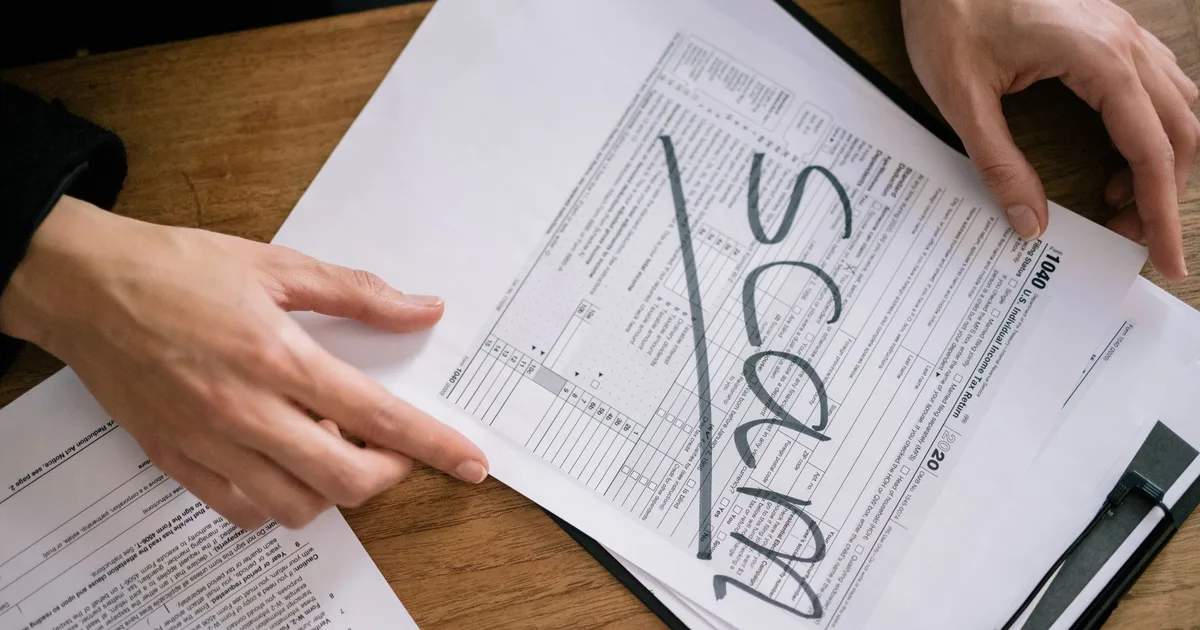 Comment construire une piste d'audit conforme pour un moteur de scoring immobilier avec un emprunteur âgé ?