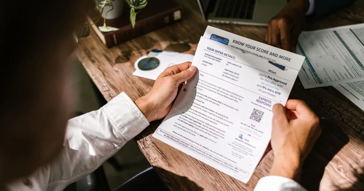 Quelle information minimale donner au client après un refus automatique lié à un couple non marié ?